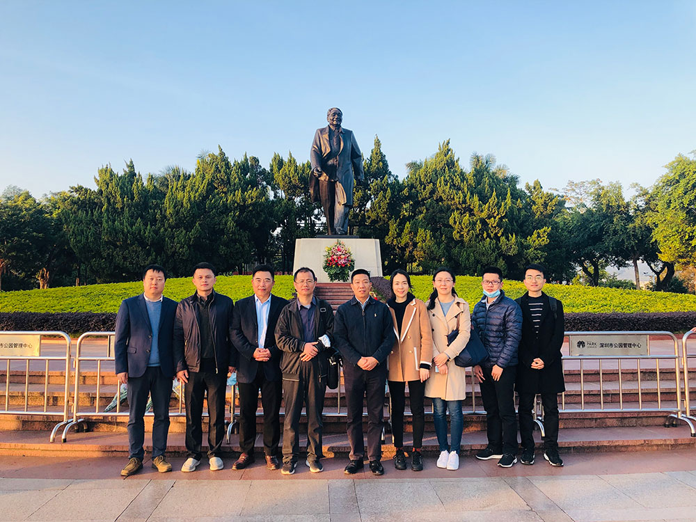 6-战略综合党支部赴深圳博物馆及莲花山公园开展“不忘初心学党史”主题教育，有用引发党组织的凝聚力和向心力，切实提高党员干部的党性修养和责恣意识。.jpg